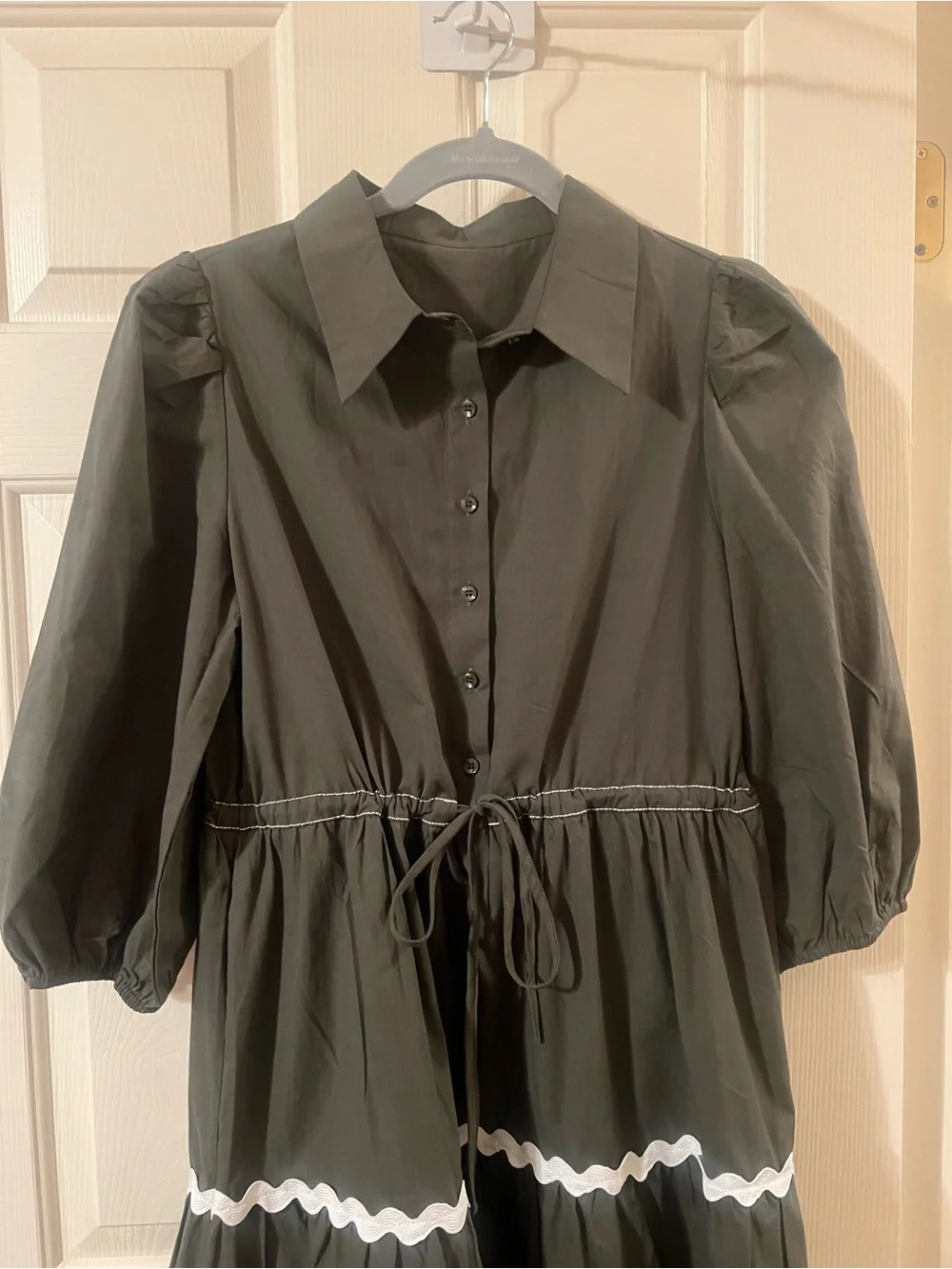 NWT Olive Green Tiered Button Front Midi Dress with White Ric Rac Trim Sz Small - Picture 2 of 10